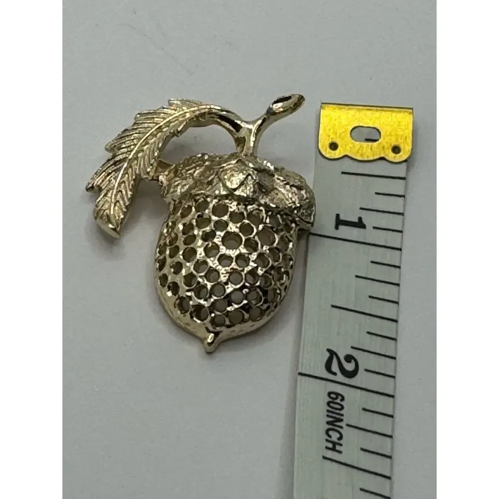 Sarah Coventry Vintage signed gold tone acorn brooch pin cottage 1970's
